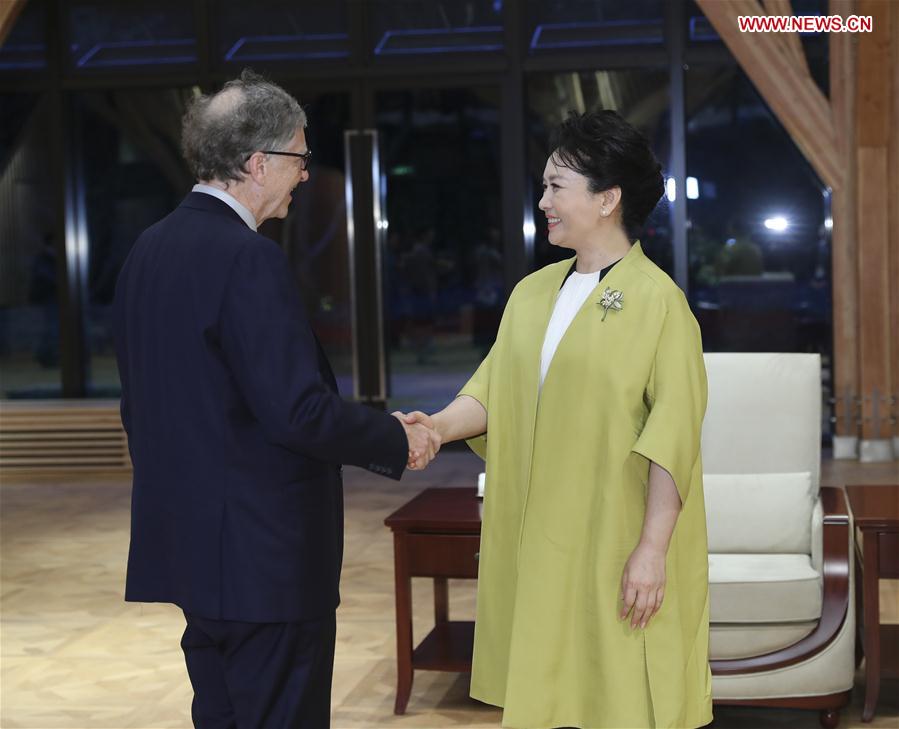 Peng Liyuan rencontre Bill Gates