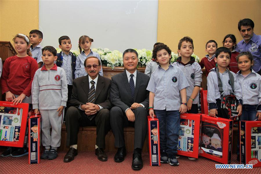 La Chine fait don de sacs et de fournitures scolaires à des institutions d'enseignement au Liban