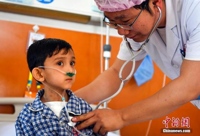 100 enfants afghans soignés pour des malformations cardiaques dans le Xinjiang
