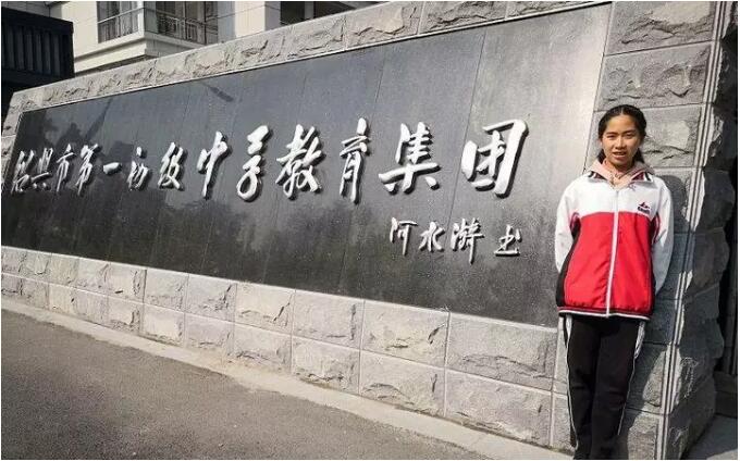 Shaoxing : une élève calligraphie le panneau d'entrée de son lycée