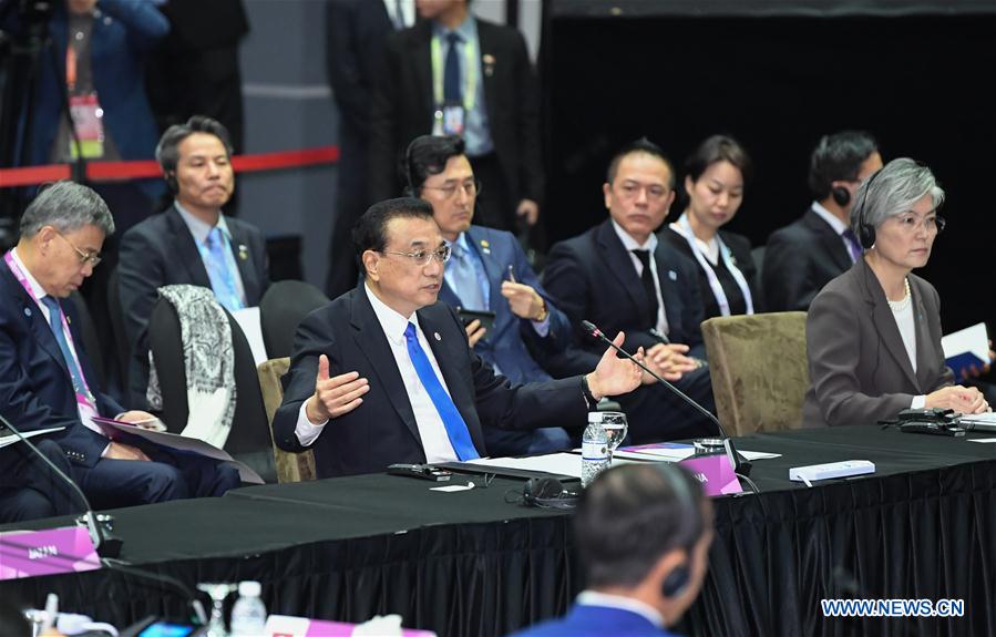Le PM chinois propose des mesures pour renforcer la stabilité financière de l'Asie de l'Est