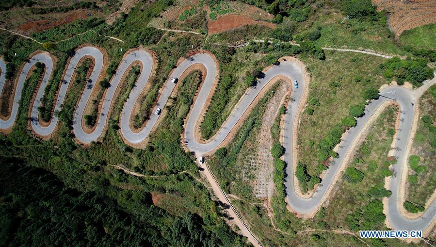 Un paysage de route de montagne sinueuse dans le Yunnan