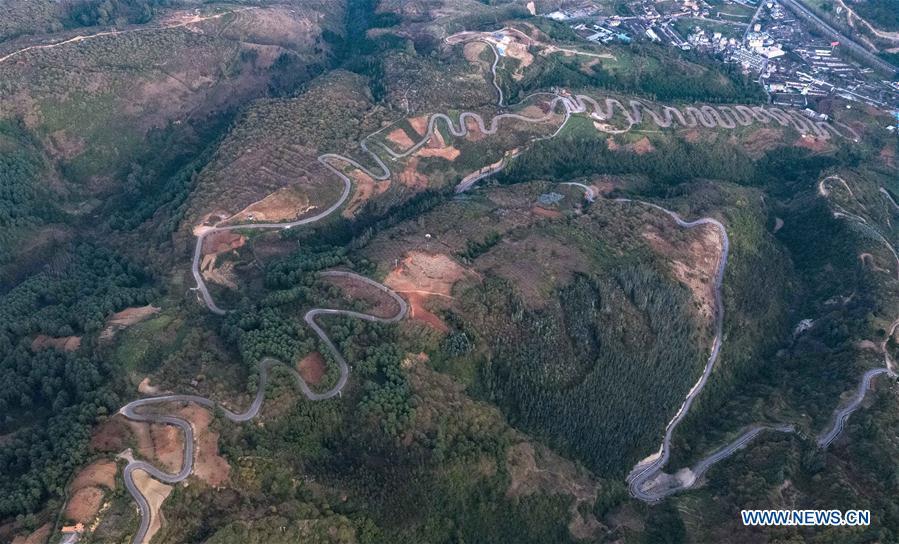 Un paysage de route de montagne sinueuse dans le Yunnan