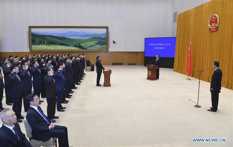 Chine : 59 hauts responsables du Conseil des Affaires d'Etat prêtent serment d'allégeance à la Constitution