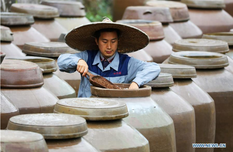 Découvrons la méthode traditionnelle de fabrication de vinaigre sauvegardée dans le Guizhou