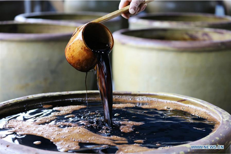 Découvrons la méthode traditionnelle de fabrication de vinaigre sauvegardée dans le Guizhou