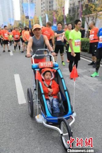 Un père fait découvrir des mondes différents à son fils handicapé grâce au marathon