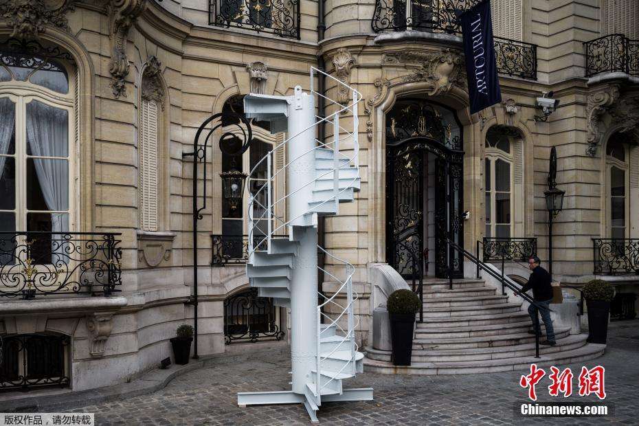 Un tronçon de l'ancien escalier de la Tour Eiffel vendu 169 000 euros