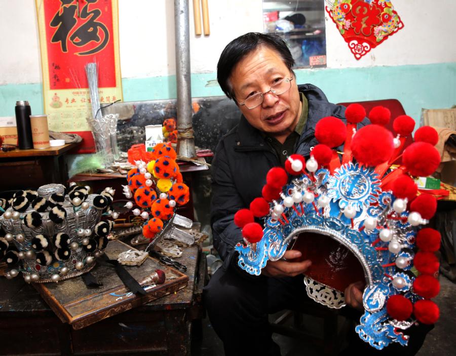 A la découverte de la fabrication des chapeaux traditionnels de l'Opéra du Shaanxi
