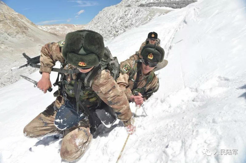 Tibet : les troupes frontalières du plateau bravent le vent et la neige