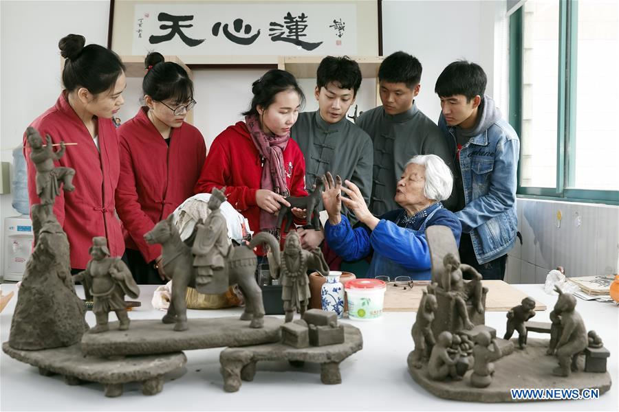 Jiangsu : des ateliers culturels proposent des formations aux techniques traditionnelles aux étudiants