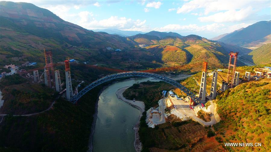 La Chine construit un pont ferroviaire en arc avec la plus longue travée du monde