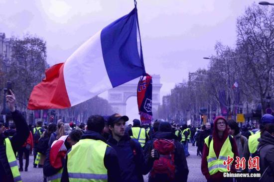 France : des émeutes qui mettent à mal la volonté de réforme d'Emmanuel Macron