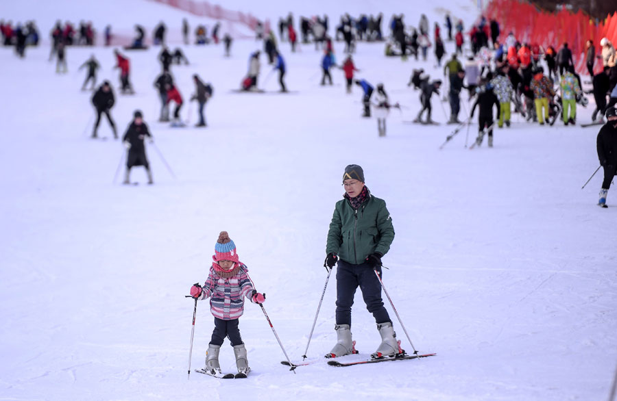 La neige et les forfaits à prix réduits attirent les touristes vers le nord de la Chine