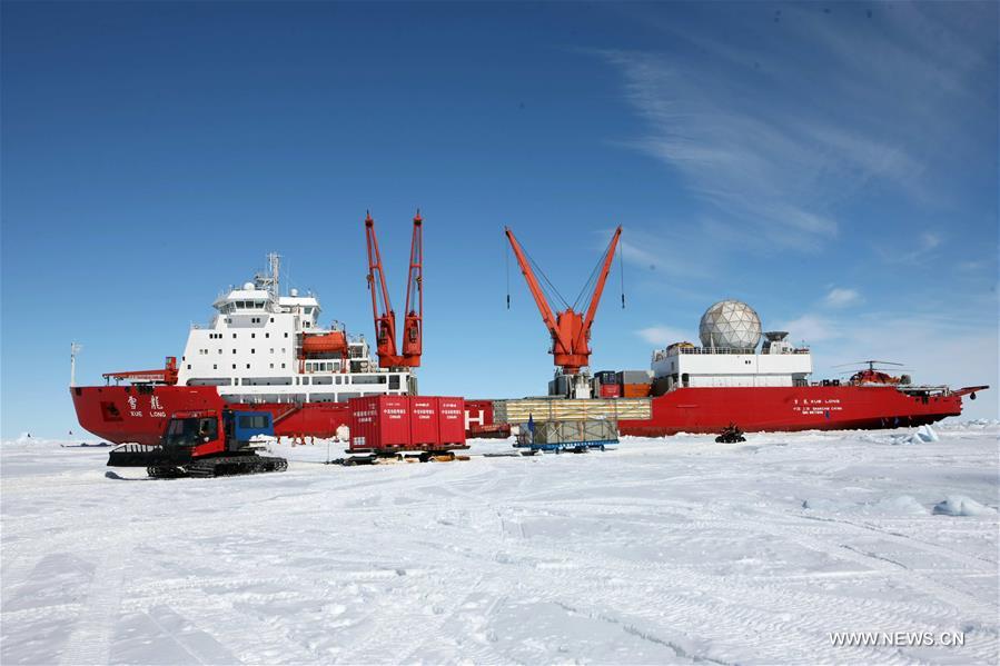 Opération de déchargement de matériel du brise-glace chinois Xuelong en Antarctique