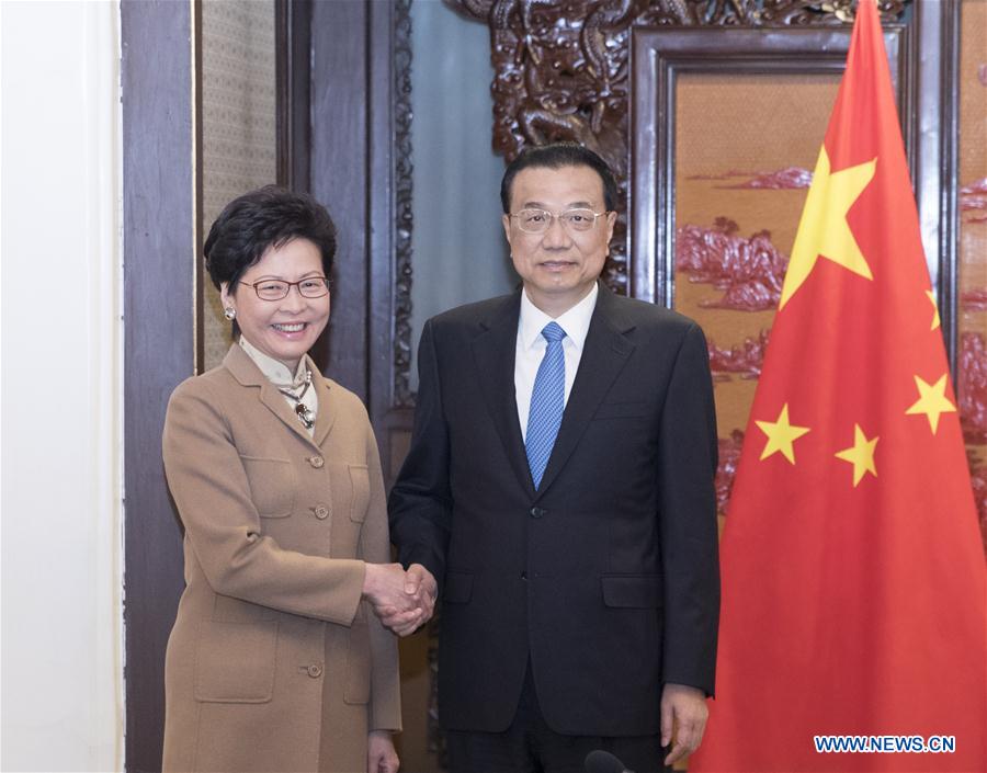 Li Keqiang rencontre la chef de l'exécutif de la Région administrative spéciale de Hong Kong