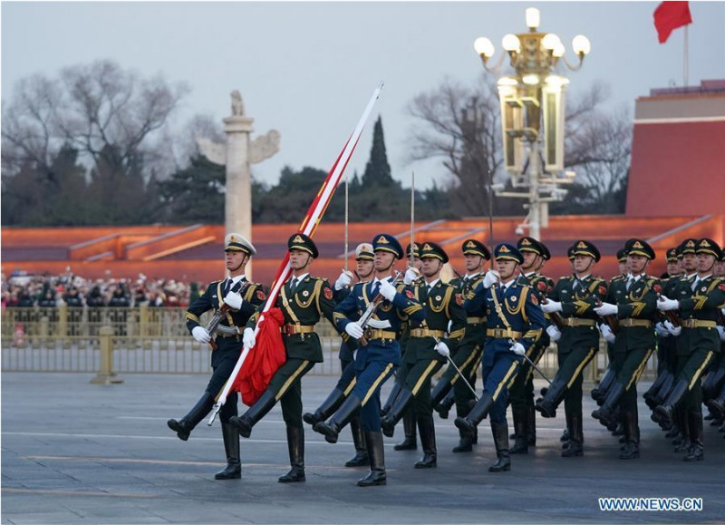 Beijing : la cérémonie de lever du drapeau national du Nouvel An