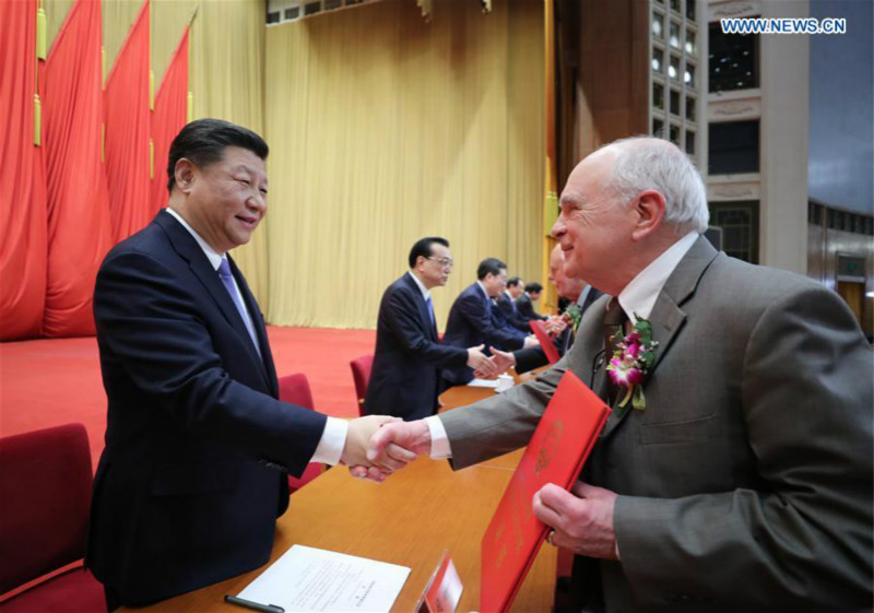 Xi Jinping confère le prix scientifique suprême de la Chine à deux académiciens
