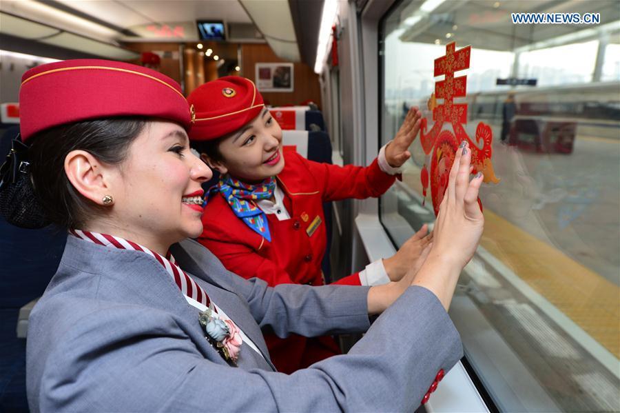 Xi'an : Des volontaires étrangers au service des passagers pour le Chunyun de la Fête du Printemps