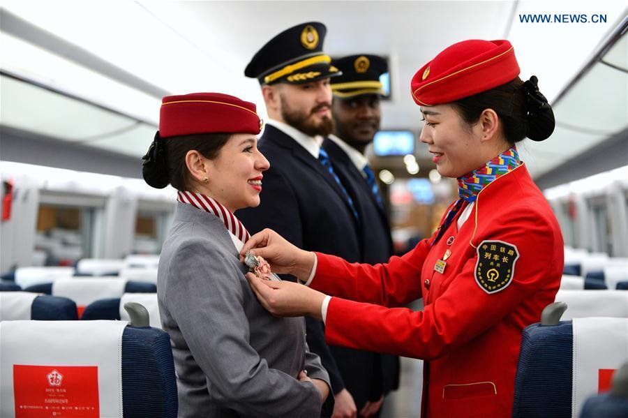 Xi'an : Des volontaires étrangers au service des passagers pour le Chunyun de la Fête du Printemps