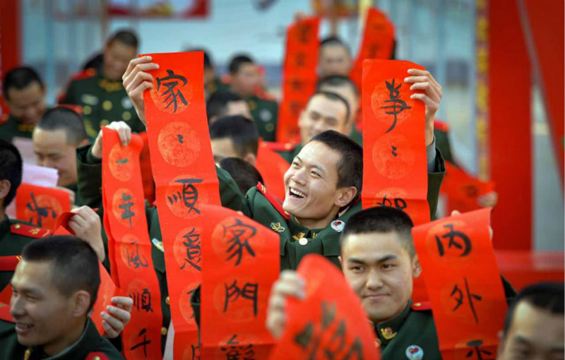 Des soldats chinois envoient leurs vœux de Fête du Printemps chez eux