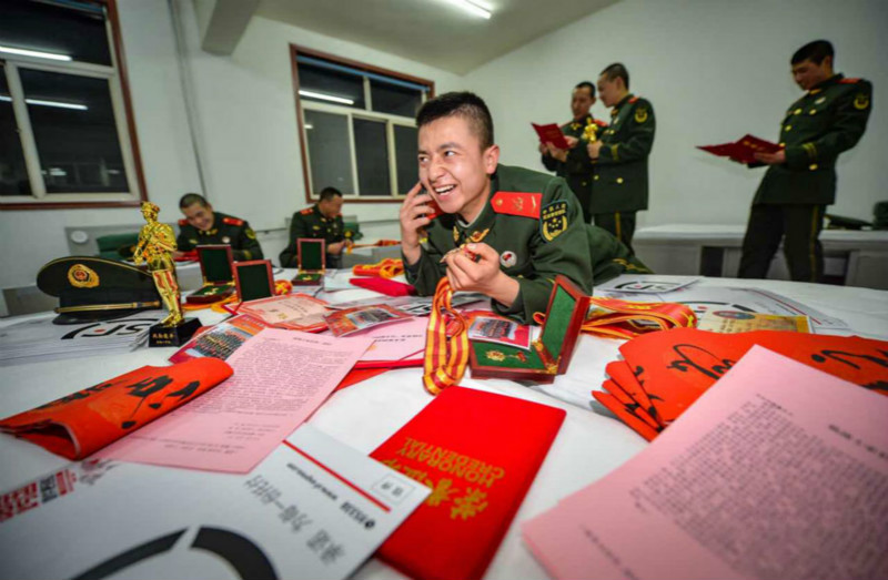 Des soldats chinois envoient leurs vœux de Fête du Printemps chez eux
