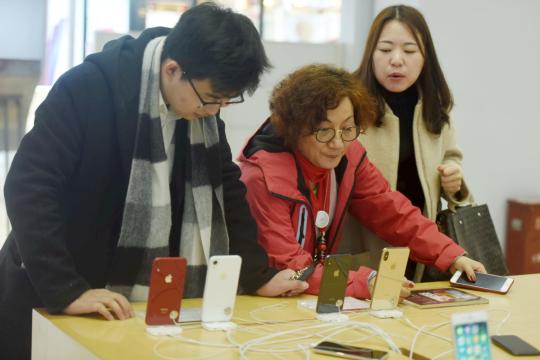 Apple admet que ses prix élevés sont un facteur de ralentissement des ventes