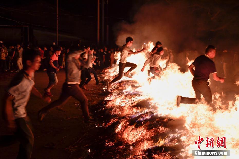 Haikou : célébration de la Fête des Lanternes par la traversée d'une mer de feu