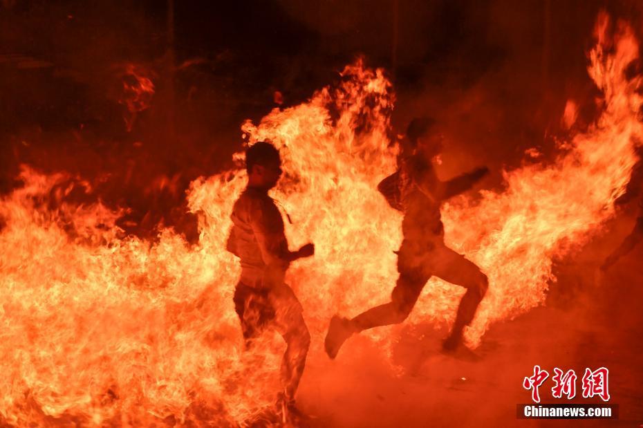 Haikou : célébration de la Fête des Lanternes par la traversée d'une mer de feu