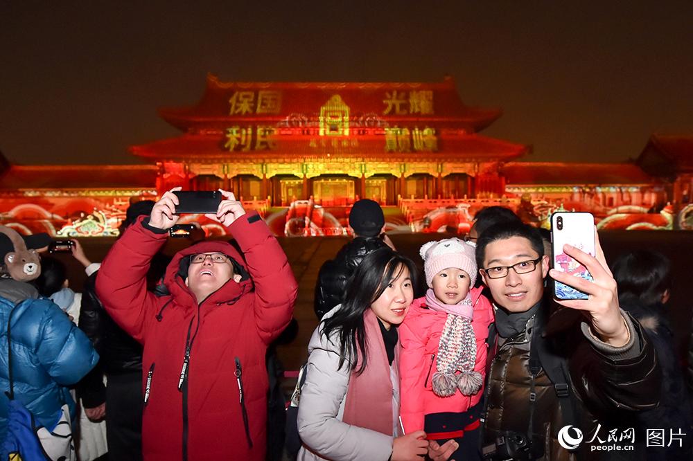 Beijing : la Cité Interdite organise sa première foire aux lanternes depuis 94 ans 