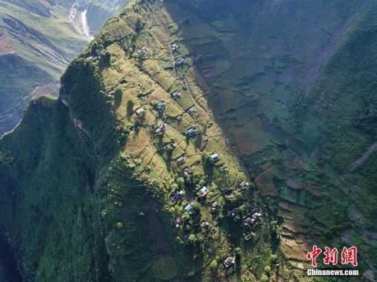 Sichuan : le « village de la falaise » attire les touristes avec ses échelles en rotin