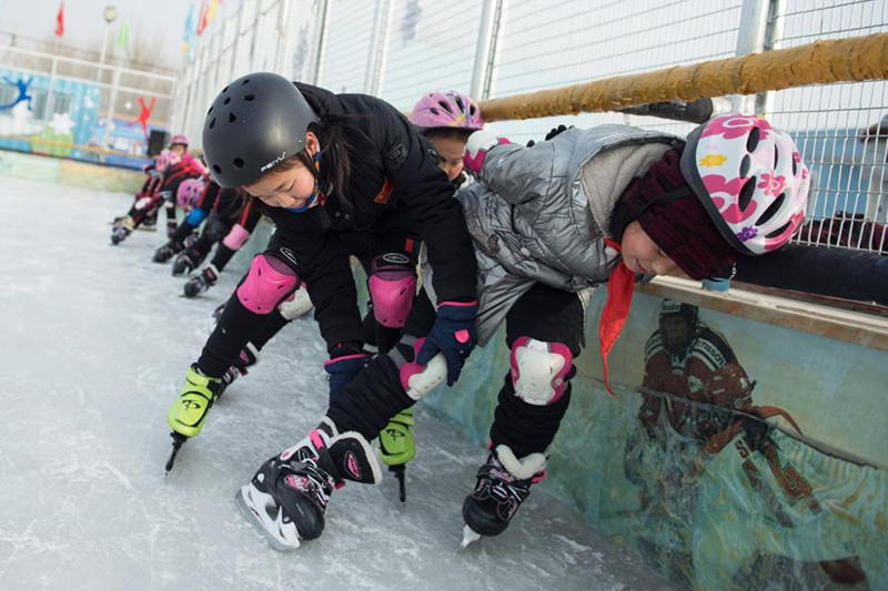 Apprendre le patinage aux jeunes élèves, une mission cool