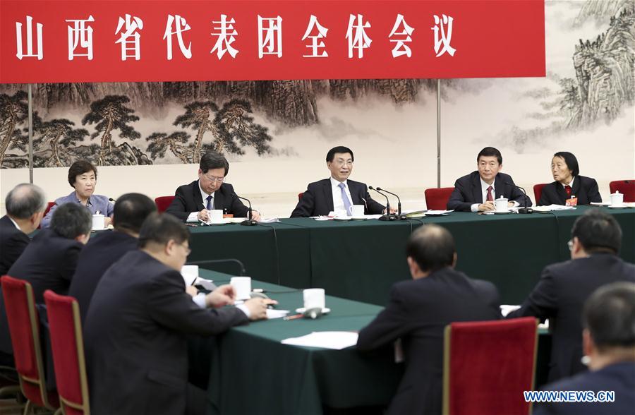 Des dirigeants chinois participent à des délibérations de groupe lors de la session annuelle de l'APN