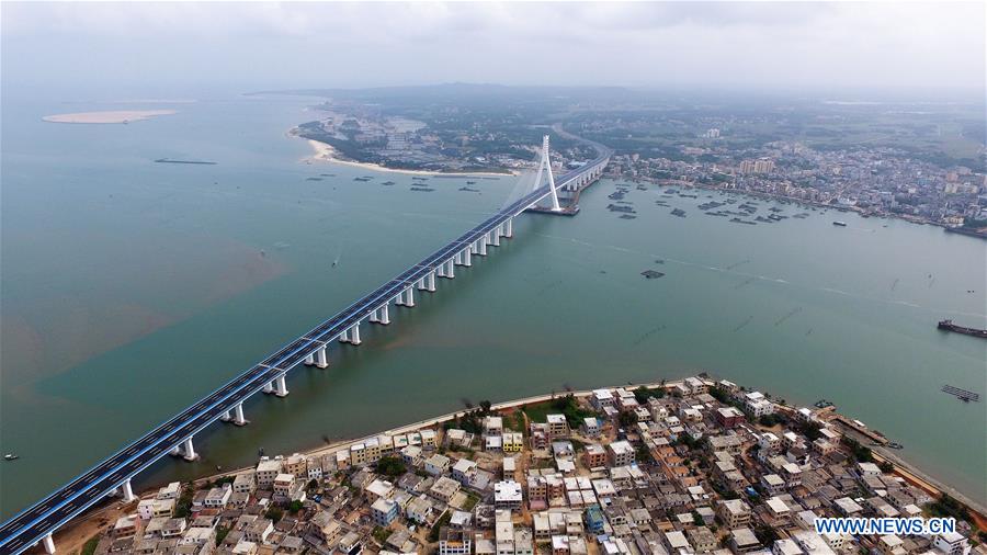 La Chine ouvre le premier pont traversant la mer et des failles actives