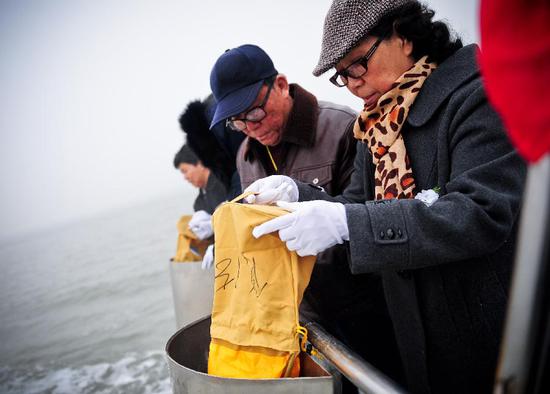 Shanghai : de plus en plus d'habitants optent pour des funérailles en mer 