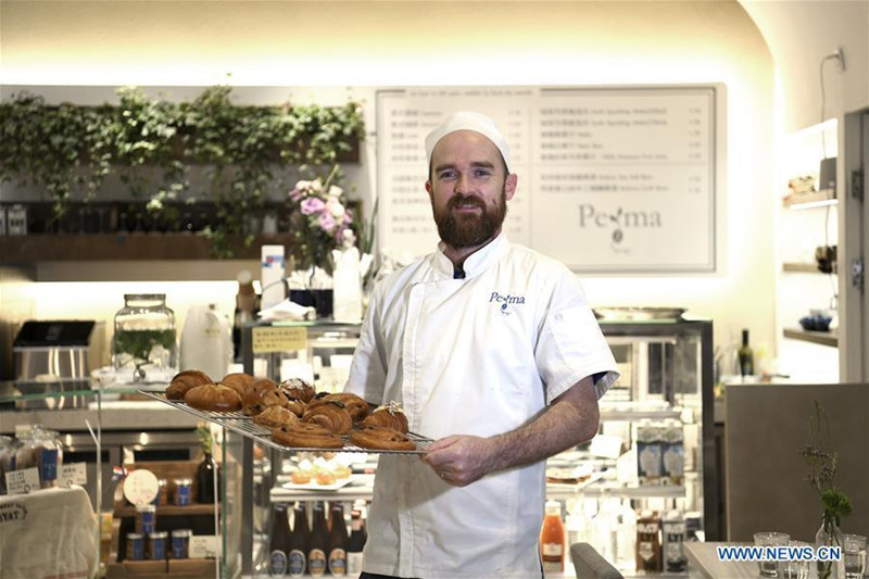 Un boulanger français fait du pain intégrant les saveurs de la boulangerie française et la culture de la cuisine cantonaise