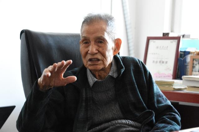 A Tianjin, un professeur chinois travaille toujours à l'âge de 100 ans