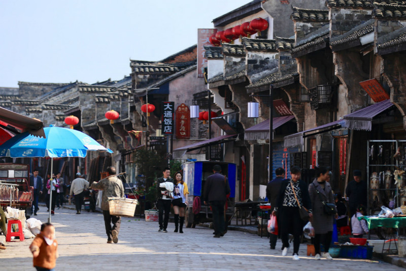 Anhui : un vieux village propose une promenade dans la vie traditionnelle