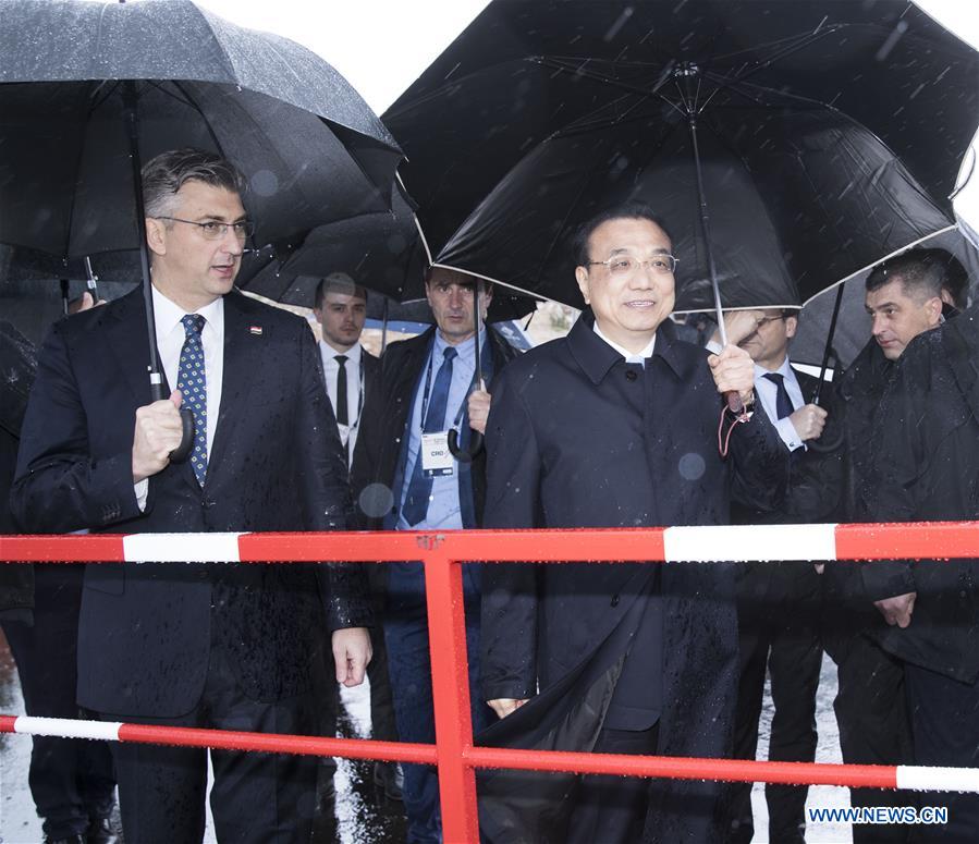 Les Premiers ministres chinois et croate visitent le chantier du pont de Peljesac sous la pluie