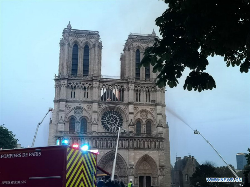 France/Incendie : la flèche et la toiture de Notre-Dame de Paris se sont effondrées