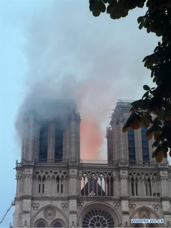 France/Incendie : la flèche et la toiture de Notre-Dame de Paris se sont effondrées