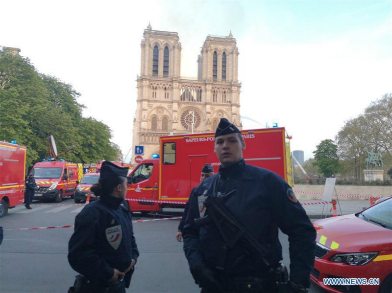 France/Incendie : la flèche et la toiture de Notre-Dame de Paris se sont effondrées