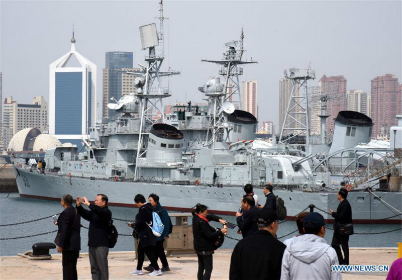Des gens visitent le musée de la marine chinoise à Qingdao