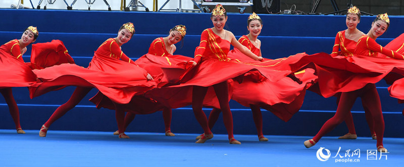 Qingdao : un spectacle conjoint de musique militaire pour célébrer le 70e anniversaire de la marine de l'APL