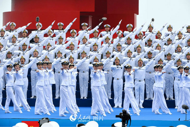 Qingdao : un spectacle conjoint de musique militaire pour célébrer le 70e anniversaire de la marine de l'APL