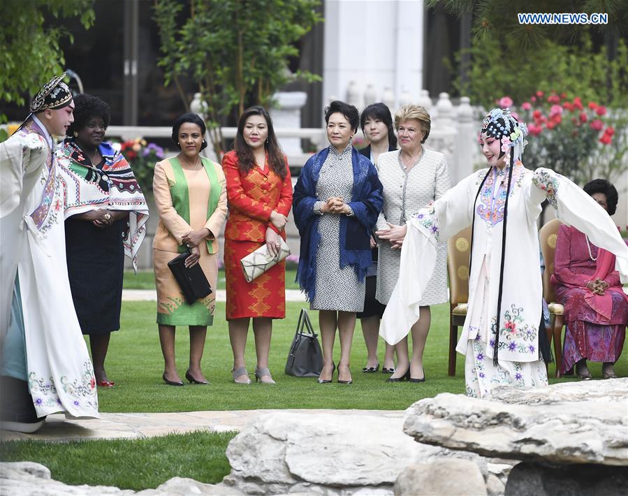 Peng Liyuan invite les épouses des dirigeants étrangers à assister à une représentation de l'opéra chinois