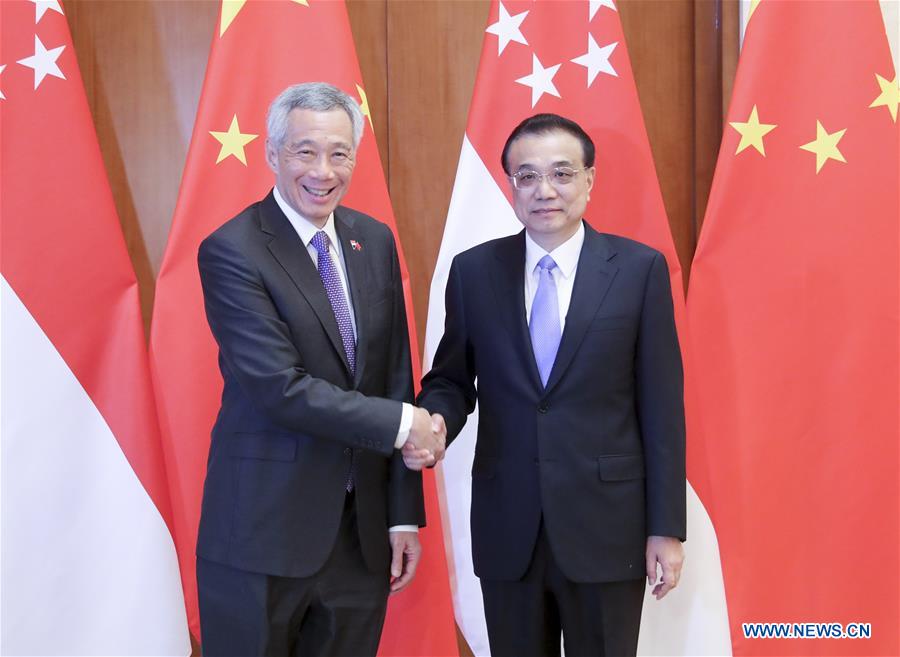 Le Premier ministre chinois rencontre son homologue singapourien