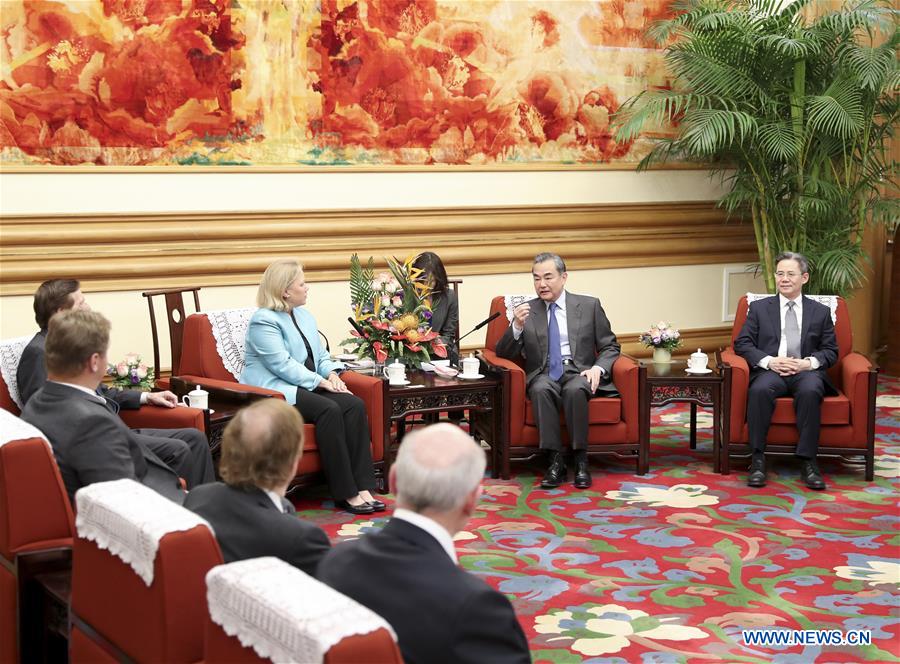 Un conseiller d'Etat chinois rencontre une délégation d'ancien membres du Congrès des Etats-Unis