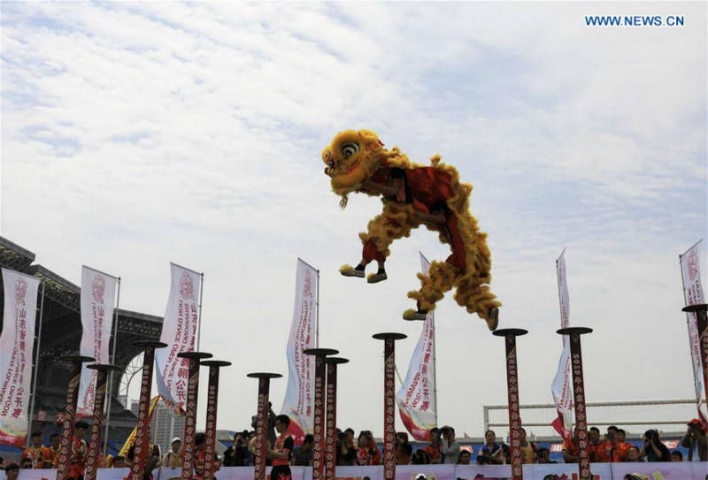 Compétition de danse du dragon et du lion à Linyi