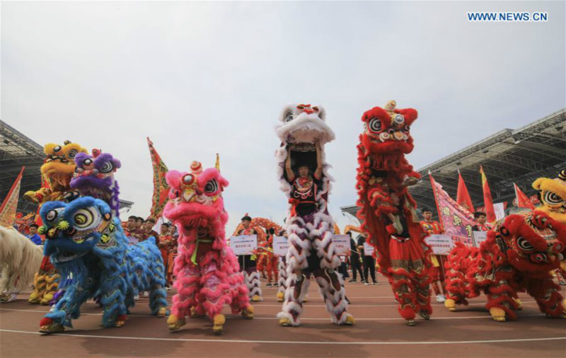 Compétition de danse du dragon et du lion à Linyi